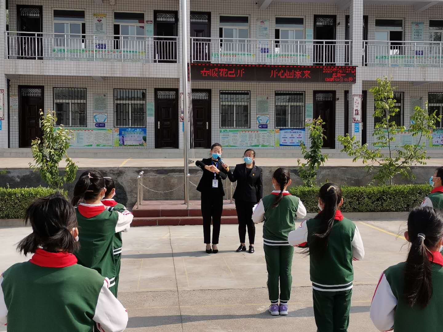 最美人间四月天杨窑学子踏歌来湖滨区磁钟杨窑小学开学第一天纪实