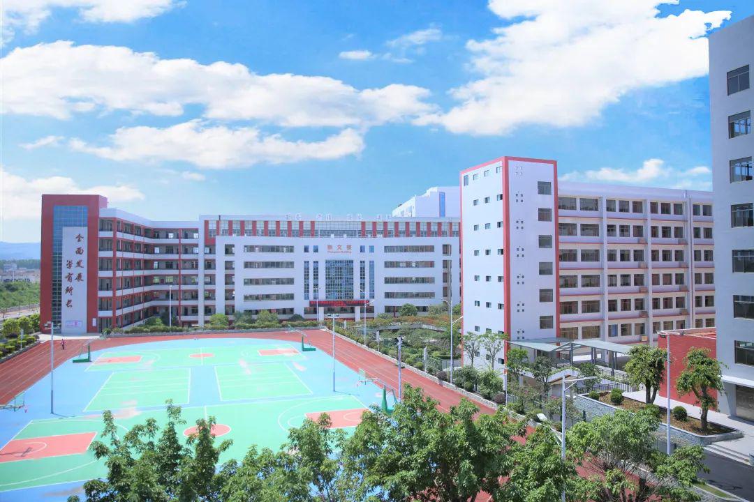 化州榕城中学图片