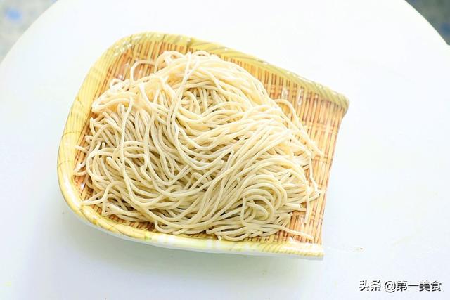 首先,我们准备刚压出来的圆面条200克,当然你也可以用其他面条,煮面的