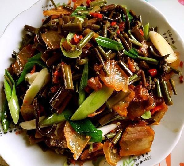 原创美食严选蕨菜炒腊肉茶树菇炒肉片腊肉杏鲍菇青椒回锅肉的做法