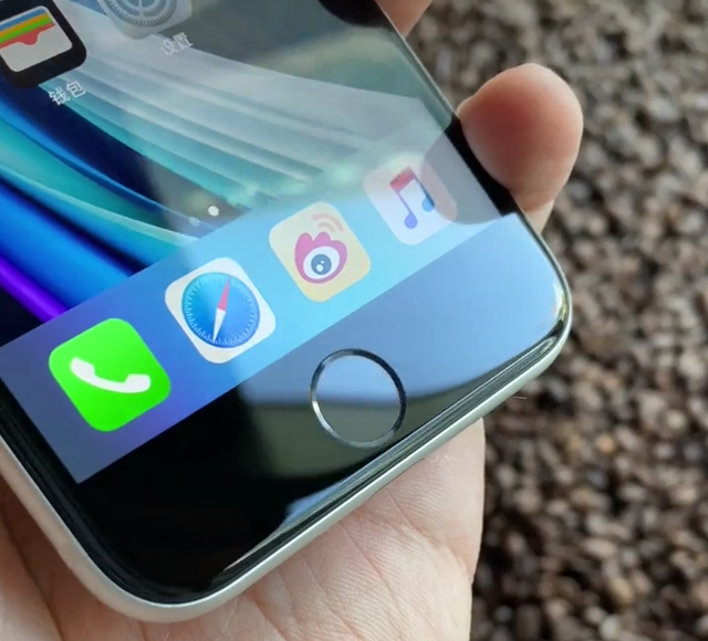 iphonese2真机上手,极佳的手感