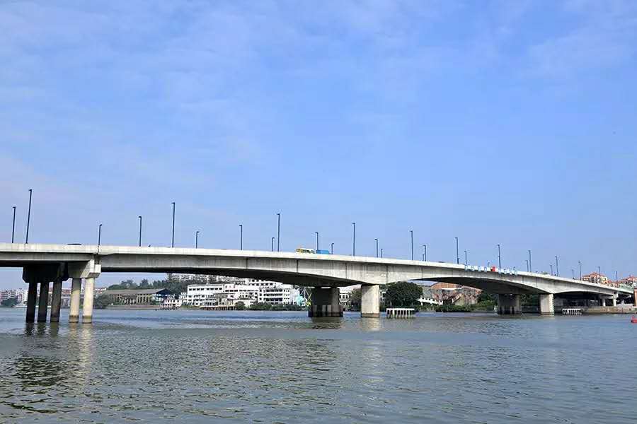 金沙洲,位于广州市白云区,与佛山南海区里水镇和黄岐镇相邻.