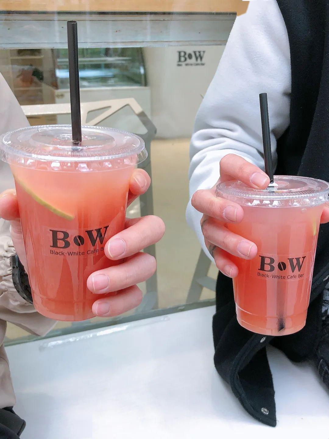 芭 乐 冰 茶red guava手持一杯颜色温柔的饮料,你就是街上最靓的妹!