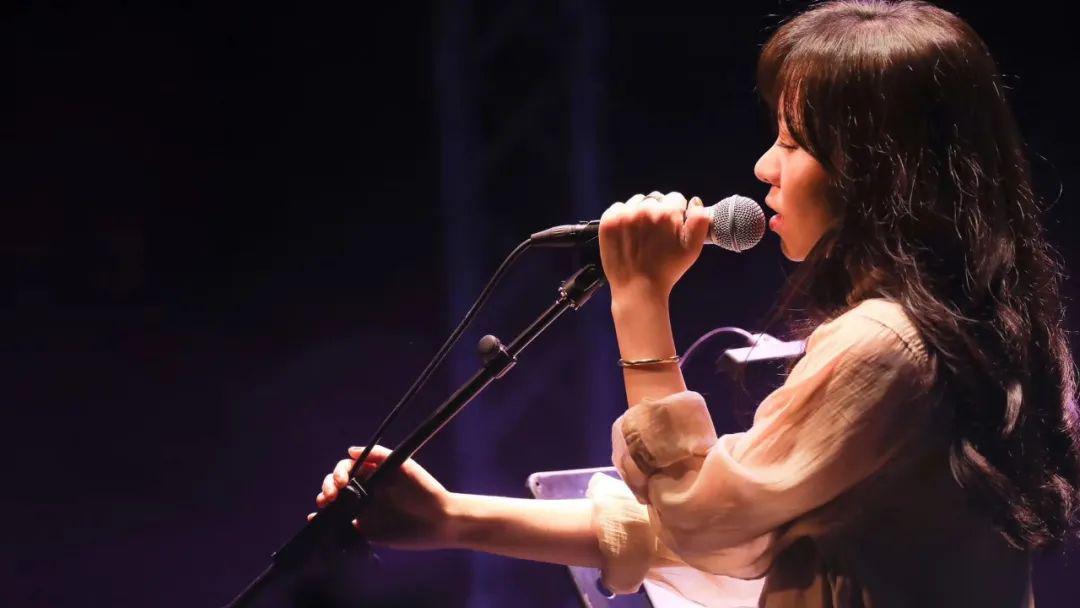 春天四部曲之曹方住在春天并灌溉它