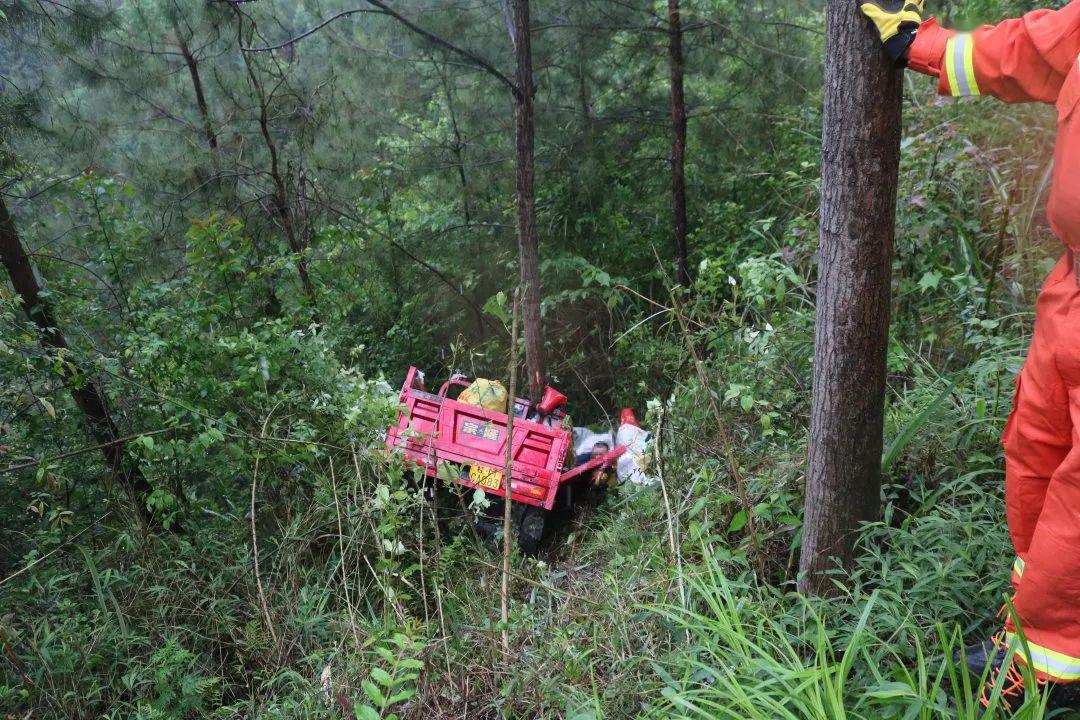 消防紧急救援|南丹县一三轮车翻下山坡,一人受伤,雨天行车需注意