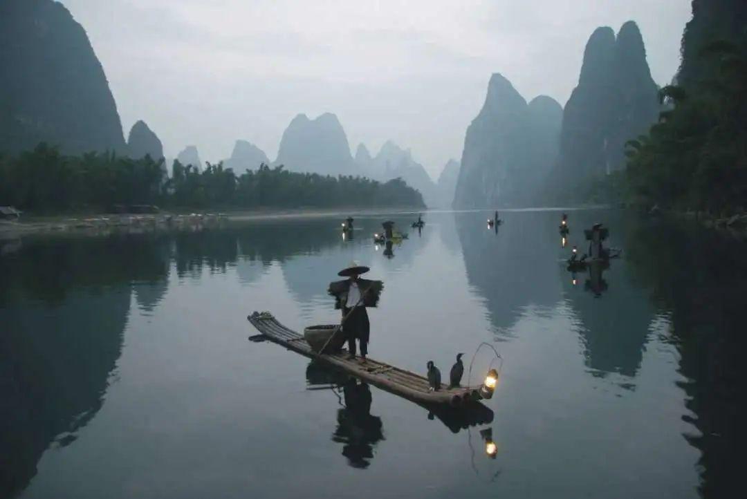 在湿地上人类的双脚经过了这些演化