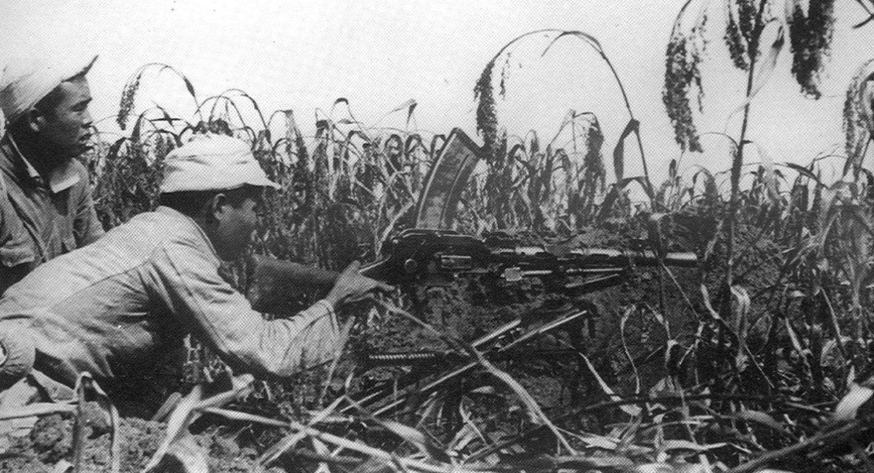 炸弹落于窑洞,团长一脚踹门,拉起许光达就跑:一看,哑弹