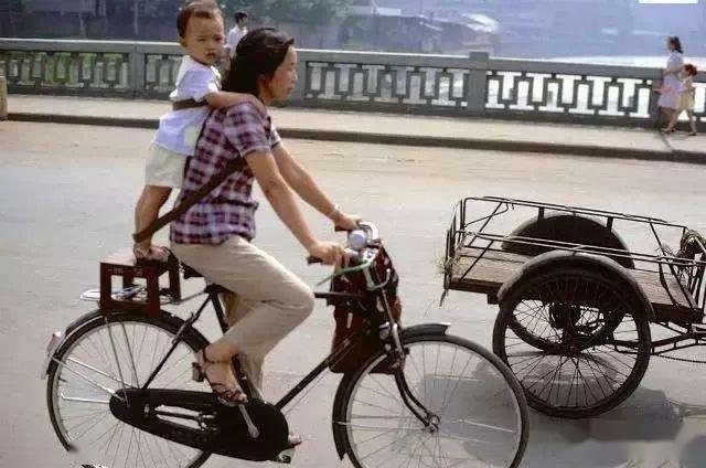 老照片:自行车上的童年,难忘旧时光,温暖人心的记忆_孩子