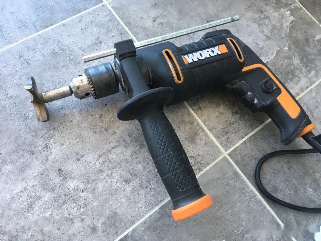 开孔要用电钻,以及开孔器:ps:贝达的板材边框以及螺丝孔处是木屑板