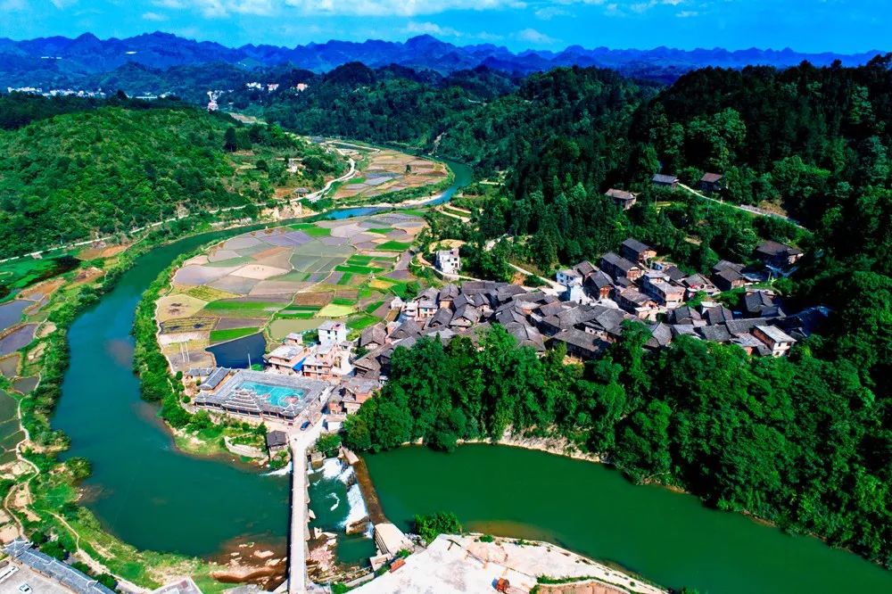 贵州深山有个古寨,坐落于"龙脉"之上,山清水秀风水极佳