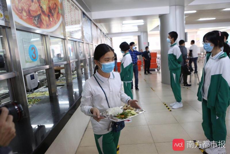多图直击广州首批返校学生就餐排队间隔一米隔座吃饭