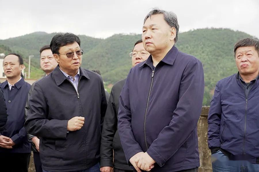 州委副书记,州人民政府代理州长杨国宗;州人大常委会副主任,县委书记