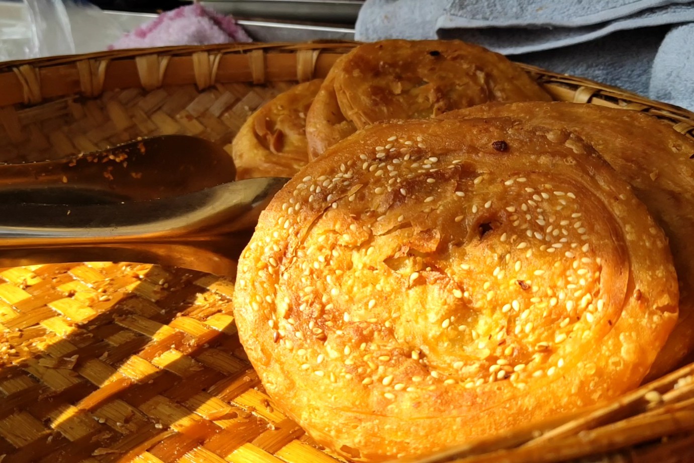 成都大叔一天卖1000个锅盔一个牛肉锅盔8元咬一口酥香流油