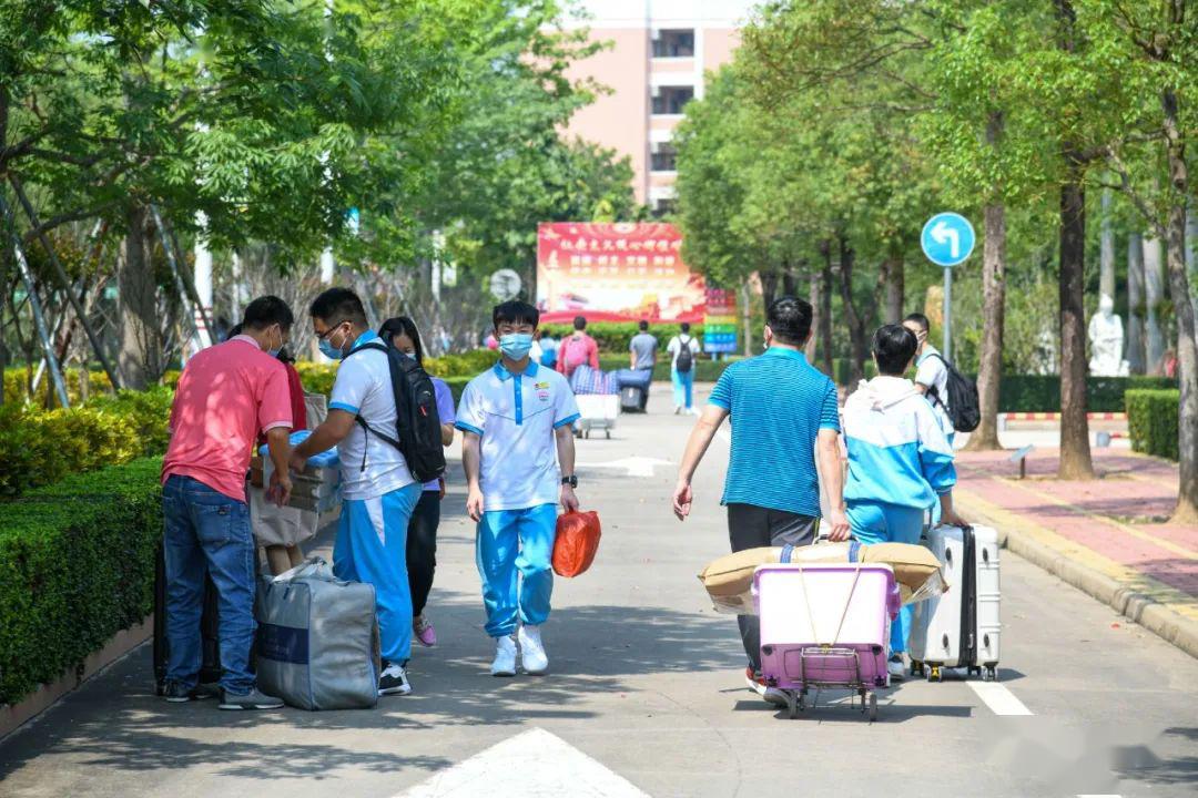 台山市第一中学返校学生在搬运行李.