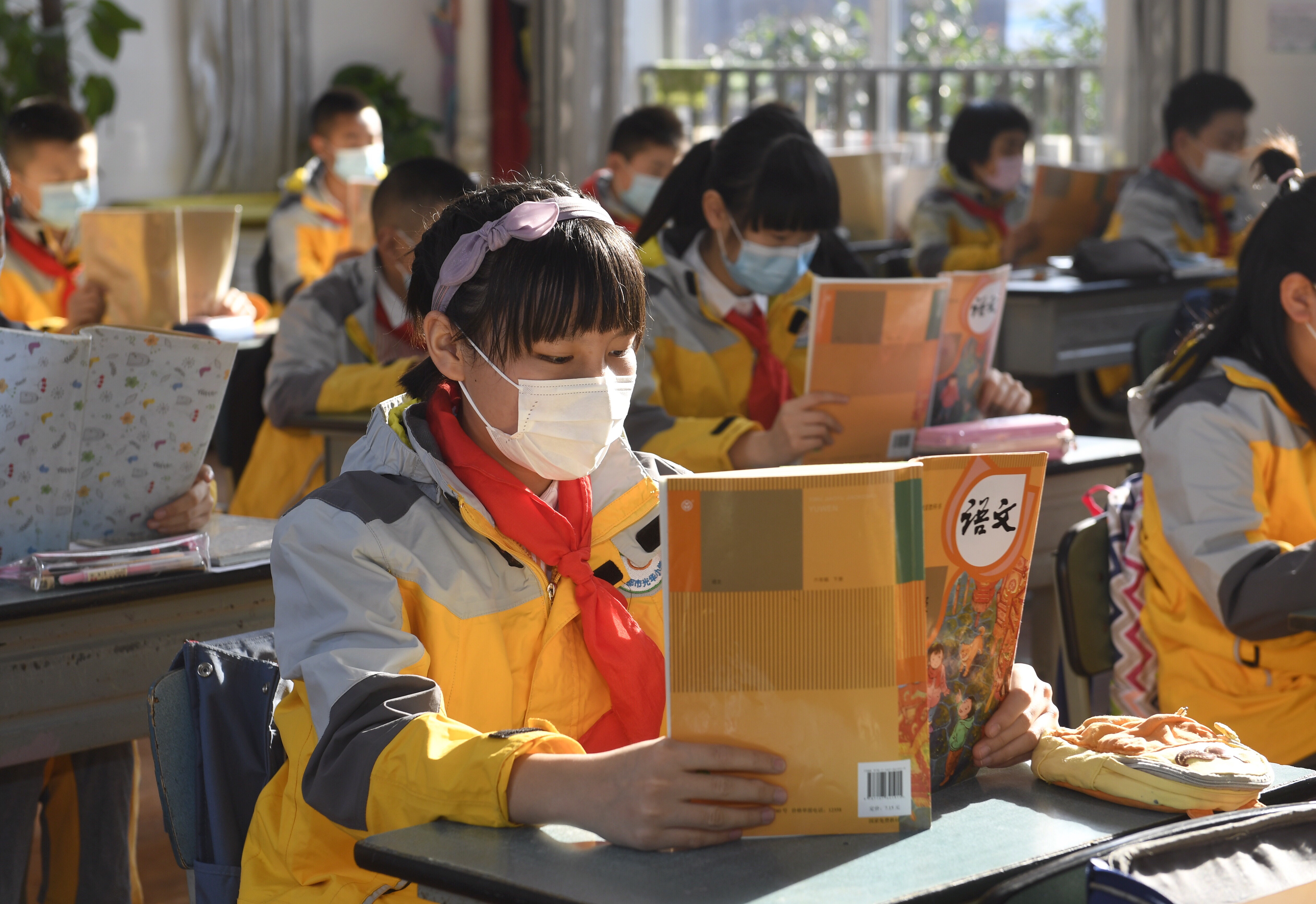 4月27日,在位于成都市青羊区的西南财经大学附属小学,学生正在早读.