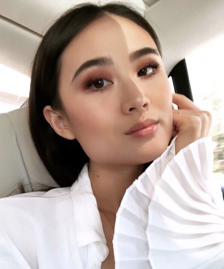 李小鹏娇妻晒跳舞视频,穿衣朴素接地气,硬朗四方脸美的高级_李安琪