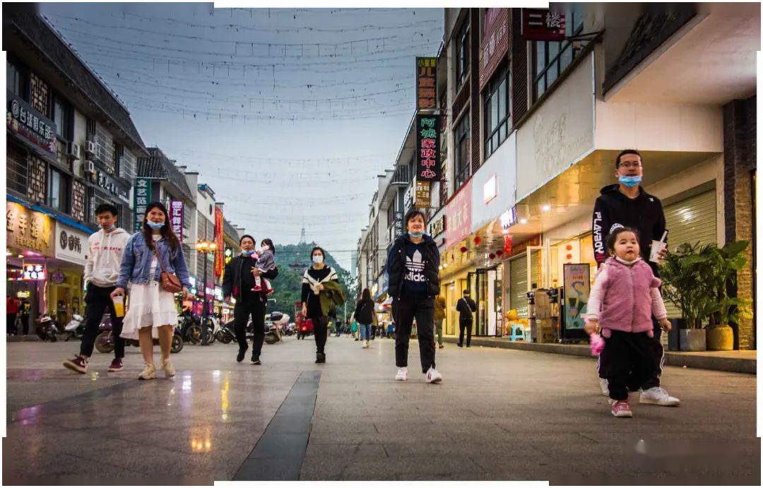 人们出行的频率也开始增加,黎塘镇的龙岩山,龙珠广场和步行街与美食街