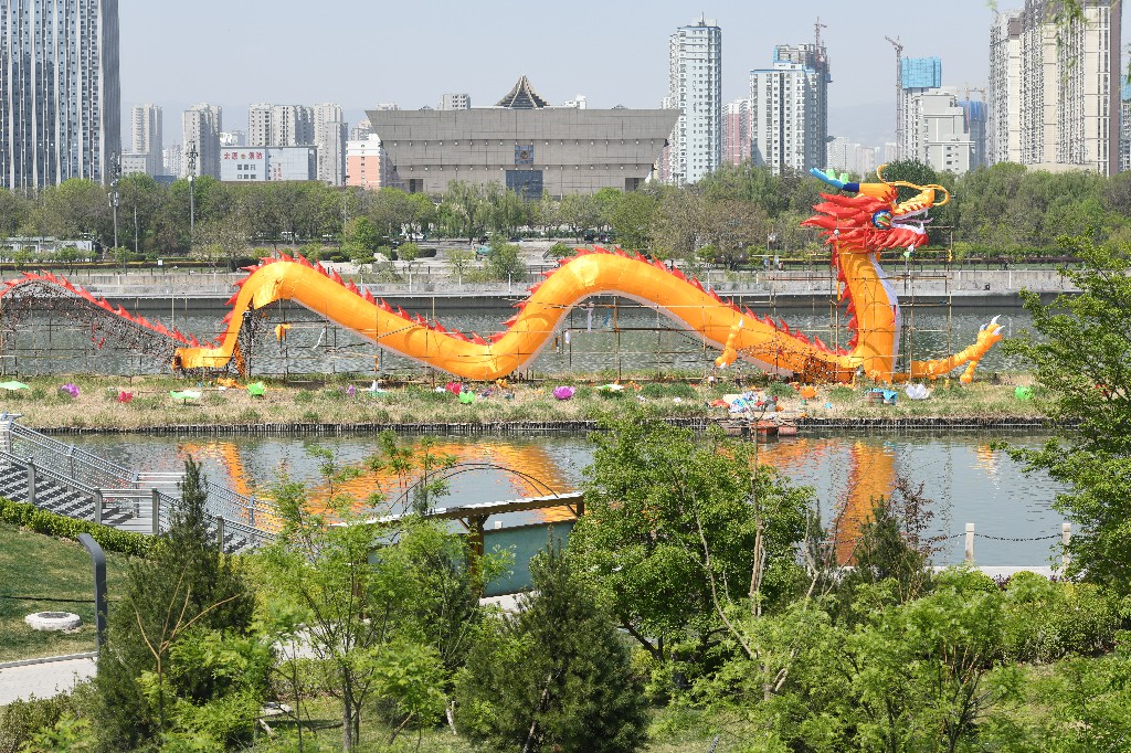 太原汾河"巨龙"换装 "五一"重新亮灯