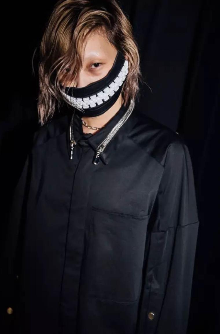 口罩形成强烈反差,仿佛一头野兽露出了狰狞的牙齿the blonds x pitta