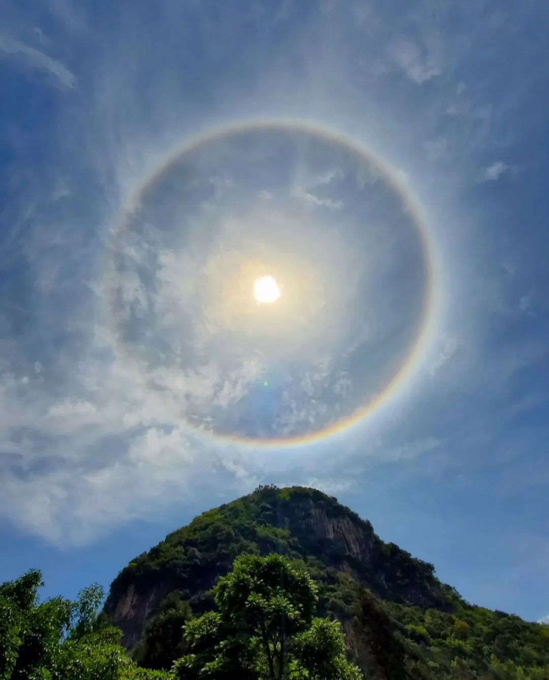 原创贵州多地天空出现日晕刷屏朋友圈原来日晕照片要这样拍才好看