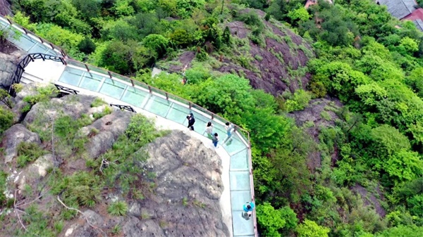 株洲五一週邊遊岳陽石牛寨景區全新升級的玻璃棧道站在山頂看高空風景