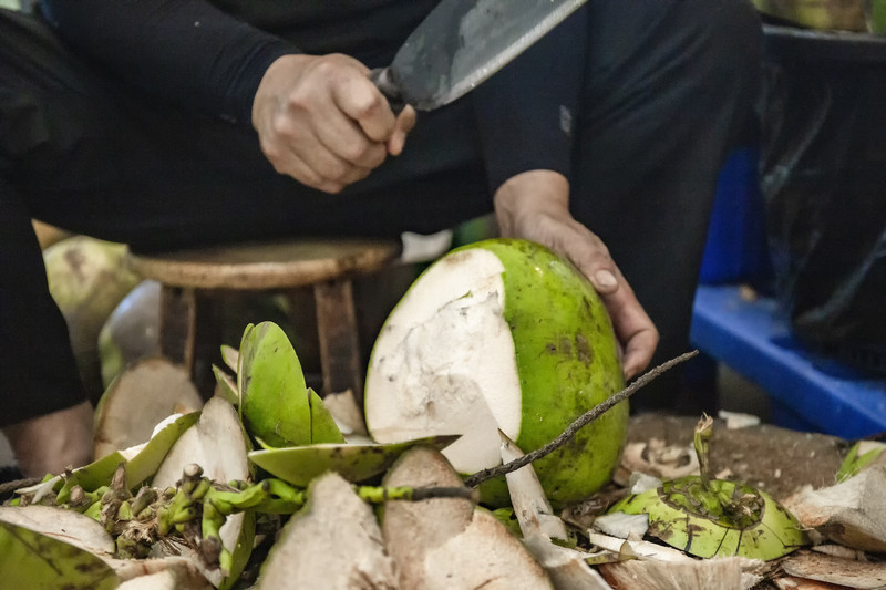 门口的阿叔正在在现场砍椰子,据说一天要砍300个以上环境是简约轻奢的
