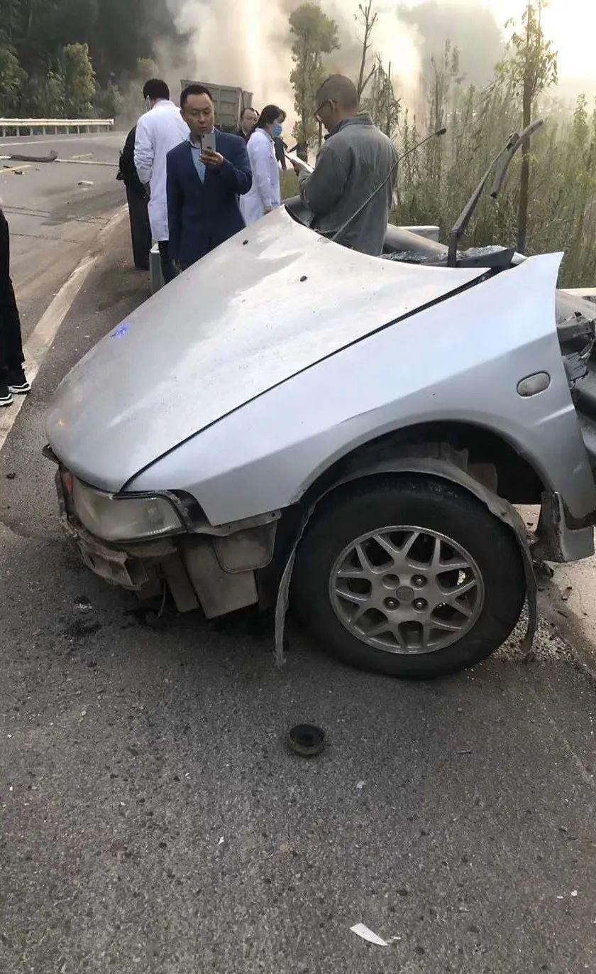 突发仪陇两车发生交通事故车被烧的面目全非行车一定注意安全附视频