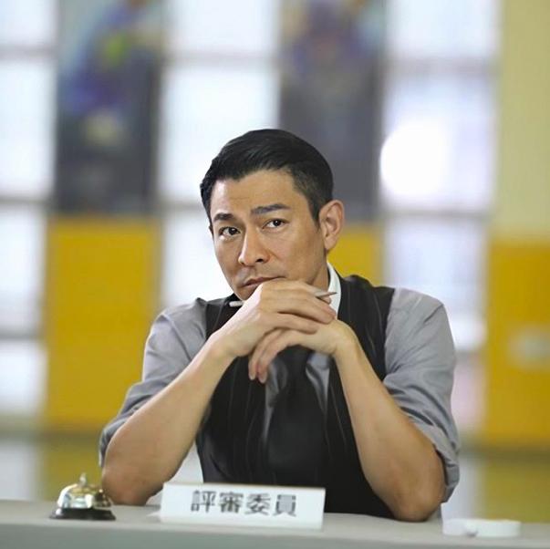 原创58岁刘德华自爆近照丝绒马甲搭大背头比抛妻弃女李连杰帅太多