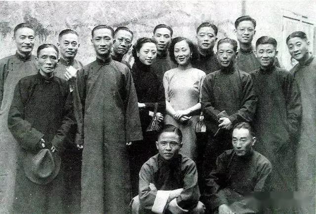 蒋月泉卖相好,刘天韵有精神,范雪君风头足,而张鸿声说大书的,在电台里