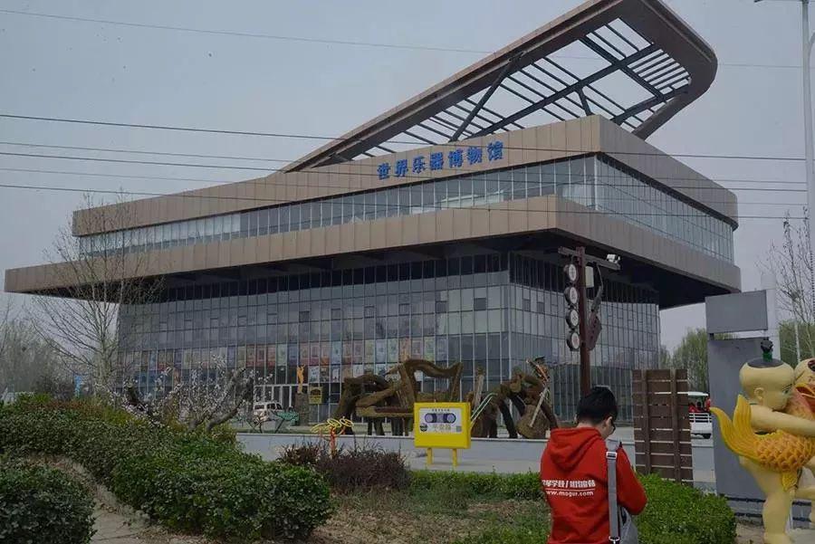 魔菇璐德艺术学校所在地学校地址:河北省衡水市武强周窝音乐小镇网址