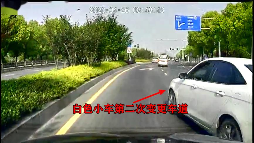 萬州網友:舉報,這輛車隨意變道差點撞車!交巡警:嚴查!_車道