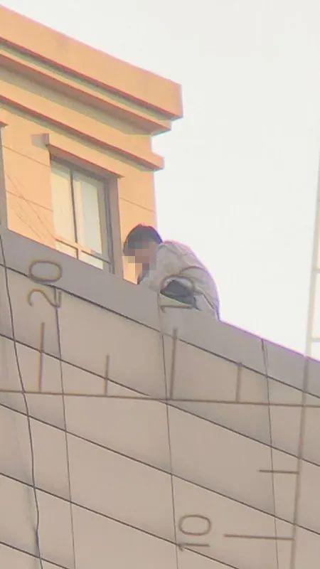 揪心济南一男子站在楼顶要跳楼向下撒了10多万百元大钞警方已赶到现场