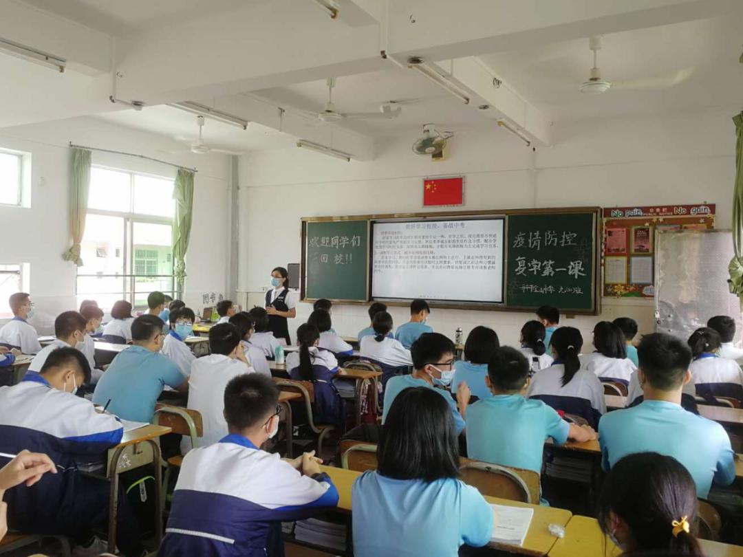 后就餐胡涛 摄鹤山市今早,鹤山市鹤华中学学生进门前要接受消毒杨嘉蔚