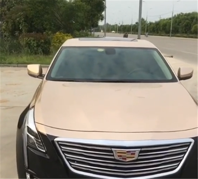 香槟双拼色ct6全车满满的迈巴赫气息上街回头率爆棚