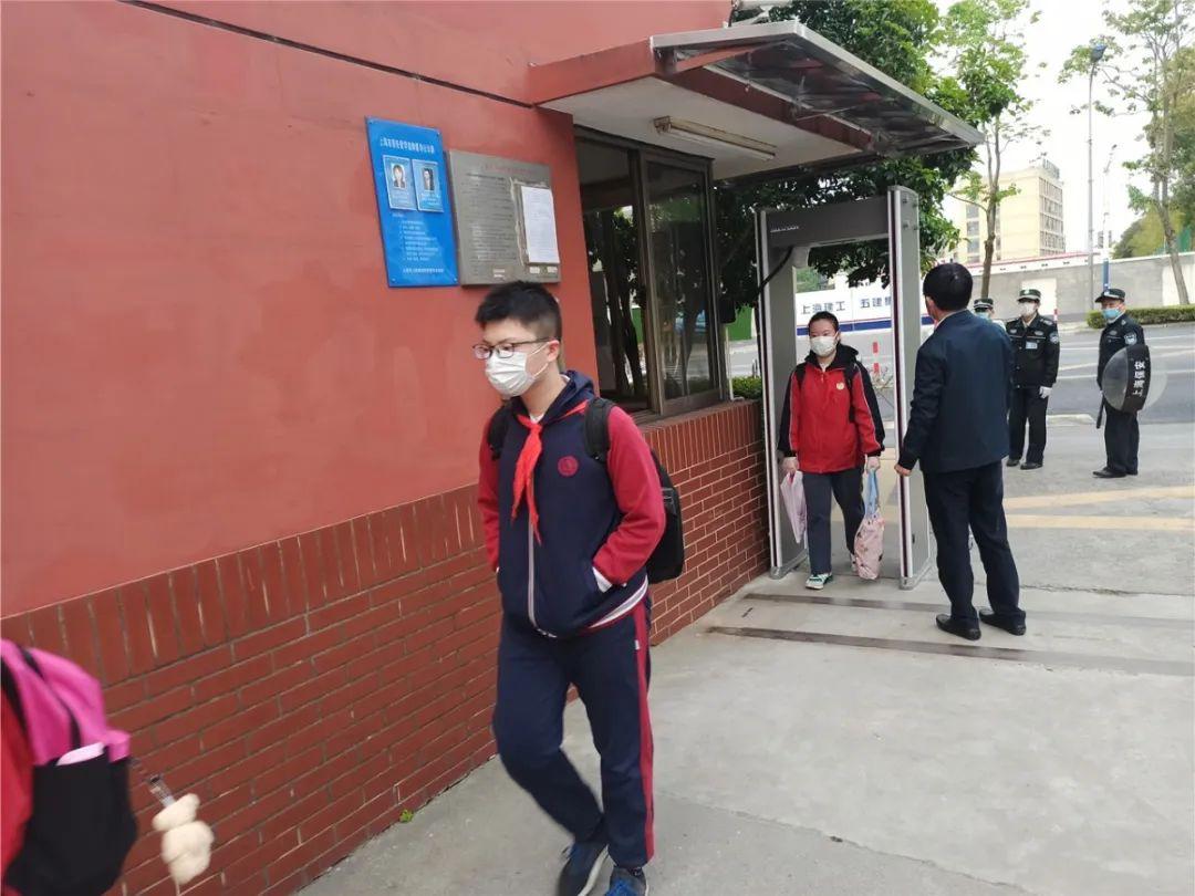 疫情磨意志携手迎春天鹤北中学复学第一天