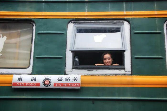 现在,列车已经经过改造升级,车厢内设立了特色音乐火车餐厅,火车影院