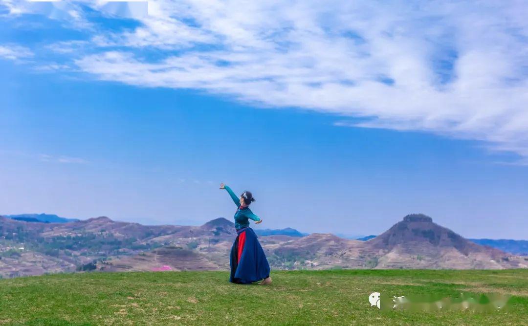 崮上草原有位女孩在翩翩起舞 她要和你邂逅在崮上花开的季节_临沂市