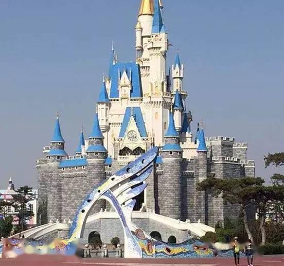 十分梦幻,首先是恢宏的乐园入口"凯旋门",里面还建有高大的城堡建筑"