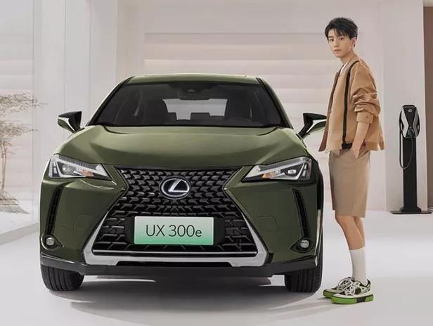 此次雷克萨斯ux 300e选择了新生代偶像王俊凯作为代言人,将20岁的