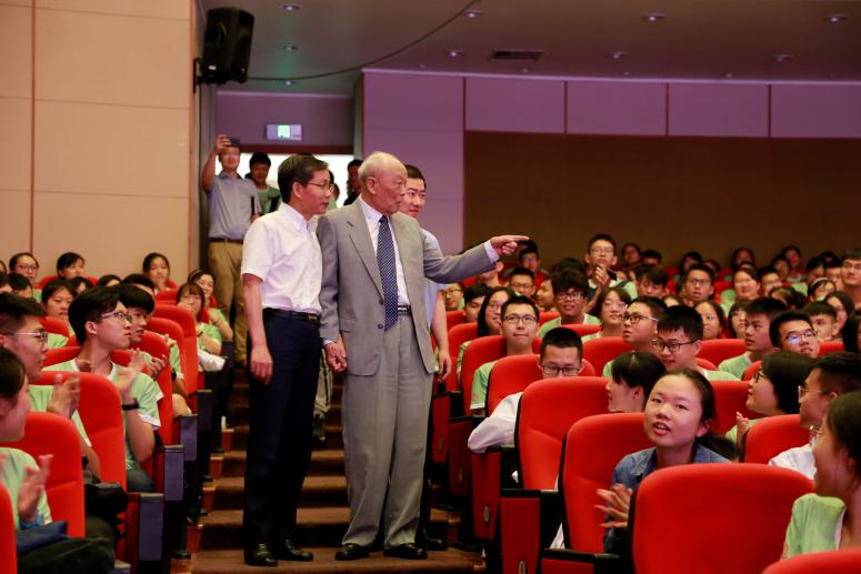 2019年新生入学时话剧《清贫的牡丹》演出现场,王振义院士(右)与