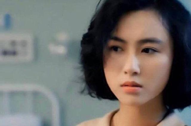 相比起比较黯淡的星途,袁洁莹的感情经历就可谓非常丰富了.