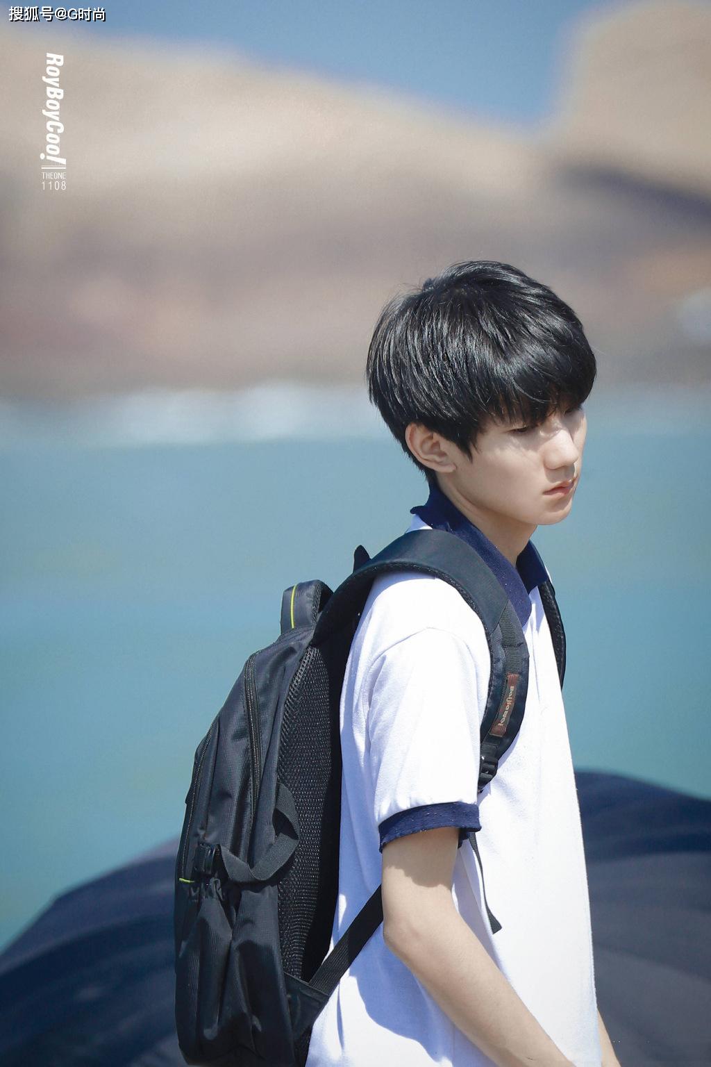 王源穿上校服以后就是校园里的风景线呀!清新自然