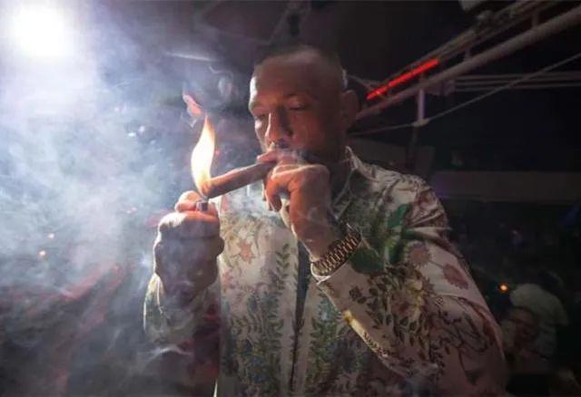 "嘴炮"康纳·麦格雷格"狂人"马约加拳击运动员需要很高的爆发力和持久