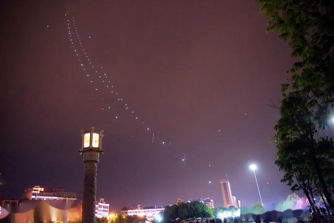 夜光風箏點靚東城夜空