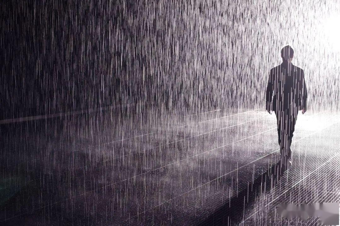 男生在雨中淋雨的图片图片