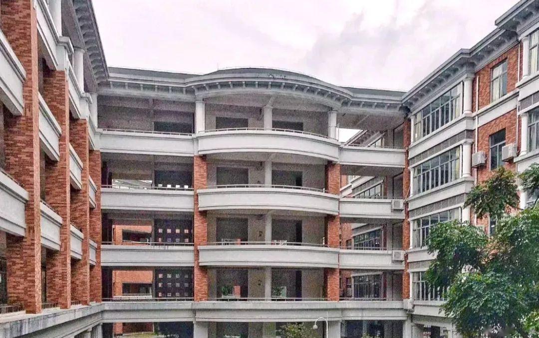 塘厦初级中学每每谈论起你我总嘴角含笑