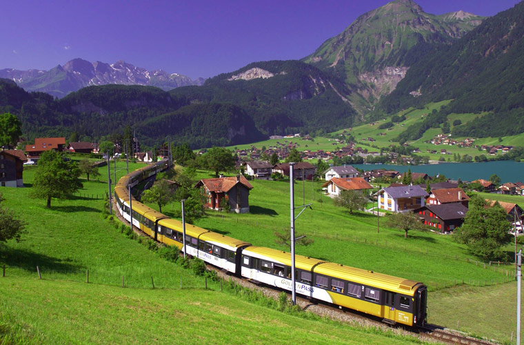 全景观景列车--打卡瑞士湖光山色建于1332年的卡佩尔廊桥连接琉森两岸