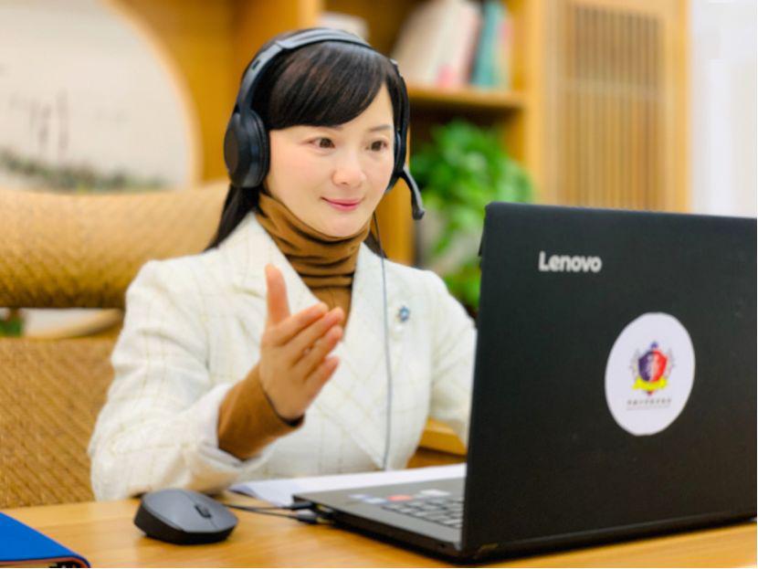 华泰小学教育集团许校长在线上开学的第一天,以"开学第一课"作为pbl