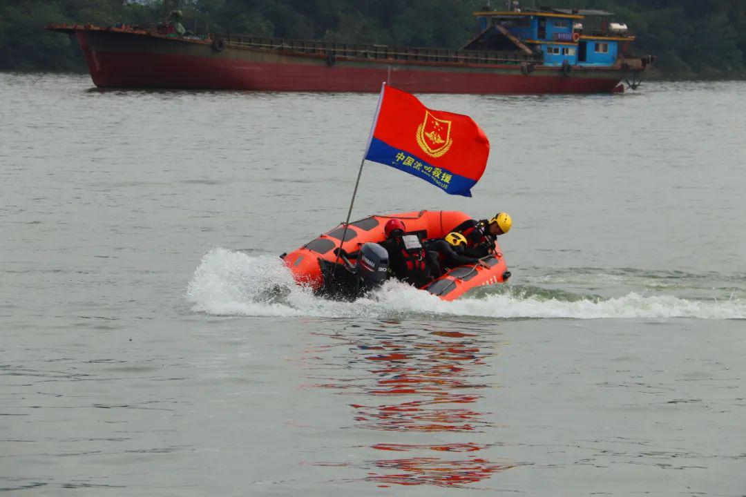 授旗水上蛟龙砺精兵加油干清远市消防救援支队开展2020年抗洪抢险救援