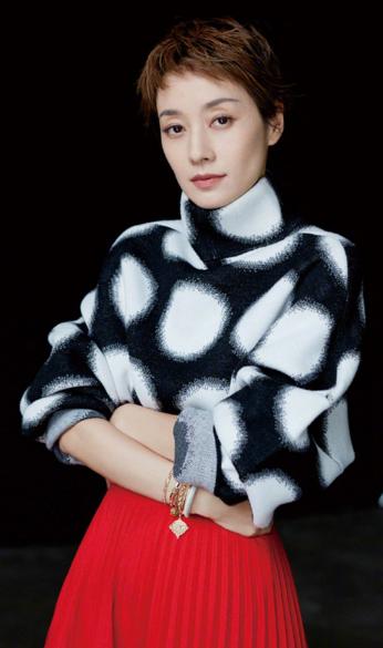 马伊琍经友人介绍认识管虎,隔年,管虎执导电视剧《黑洞》,邀请马伊琍